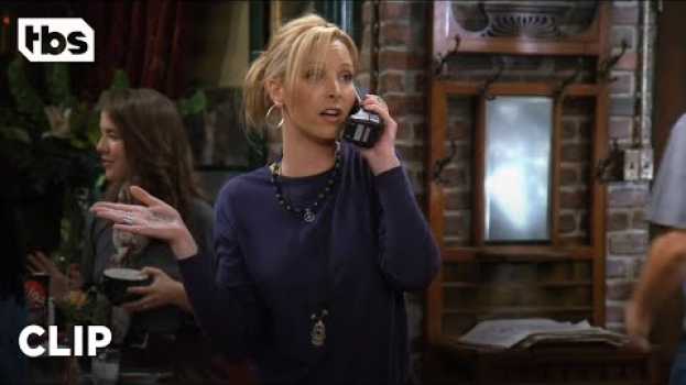 Video Friends: Phoebe Pretends To Be Joey’s Agent (Season 3 Clip) | TBS en Español