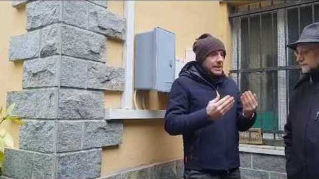 Video TESTIMONIANZA CLIENTE su installazione IMPIANTO FOTOVOLTAICO A TERRA nel giardino della villetta in Deutsch