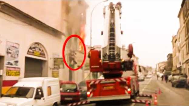 Video Des pompiers pris au piège par les flammes em Portuguese