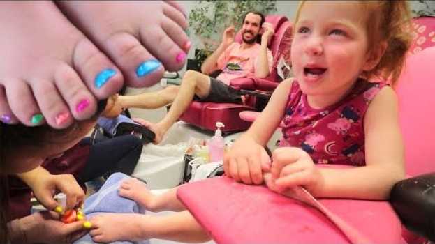 Video FAMILY gets a PRINCESS MAKEOVER!! Adley controls our day with surprise Pedicures! (my first time) em Portuguese
