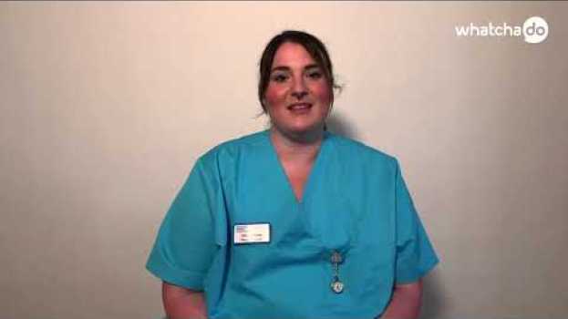 Video Was macht eigentlich eine Pflegehilfskraft / Pflegeassistentin? in English