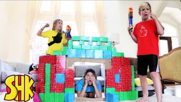 Video Noah Crashed our Block Fort Challenge! SuperHeroKids Funny Family Videos Compilation em Portuguese