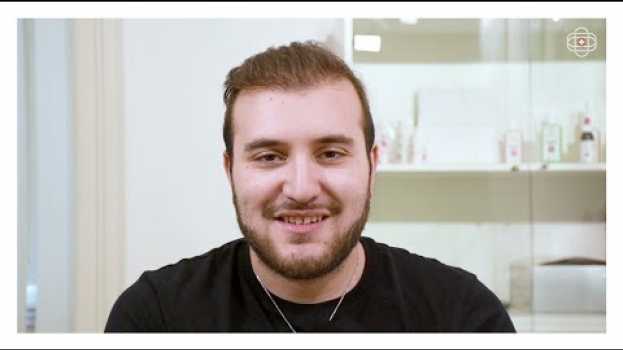 Video Il trapianto di capelli a 21 anni: opinione molto più che positiva em Portuguese