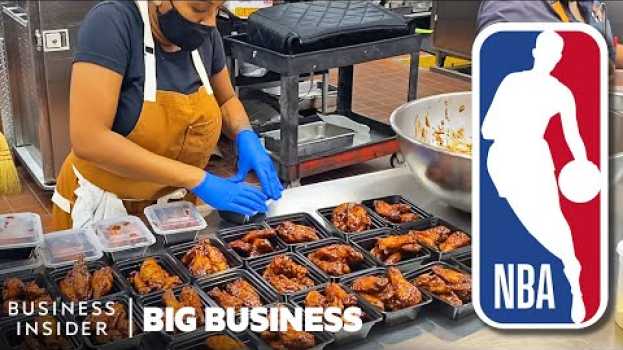 Видео How Chefs In The NBA Bubble Make 4,000 Meals A Week | Big Business на русском