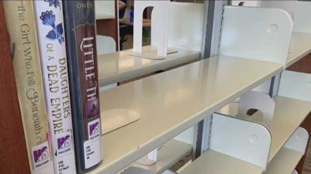 Video Why an Indiana library pulled books from their shelves en français