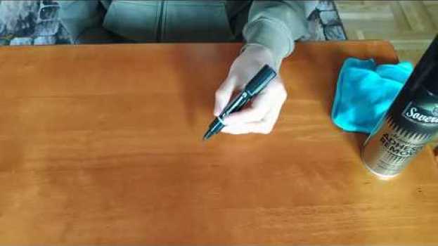 Video Czym zmyć marker?  Prosty sposób na to jak zmyć marker z mebli - Adhesive Remover marki Sovereign en Español