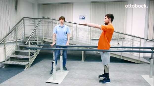Video Упражнения на развитие равновесия при парной ампутации на уровне бедра en français