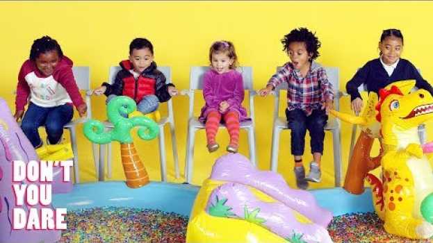 Video We Challenged Little Kids Not to Move! | Don't You Dare | HiHo Kids en français