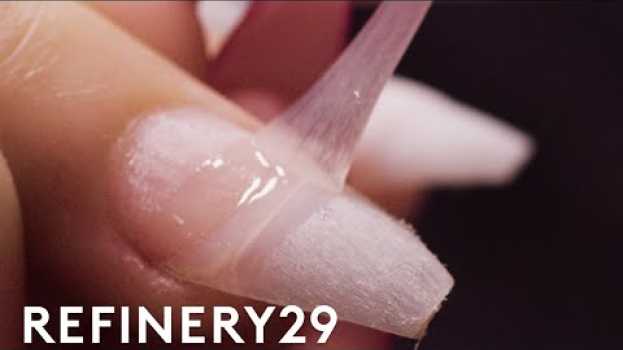 Видео Why Dip Powder Nails Are Better Than Gel | Macro Beauty | Refinery29 на русском