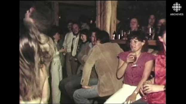 Video Analyse des différences entre les bars de l'est et de l'ouest de Montréal en 1980 in Deutsch