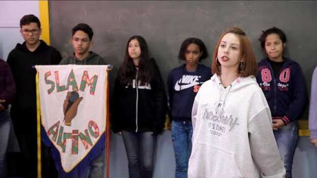 Видео Slam estimula estudantes a se expressarem por meio da poesia falada на русском