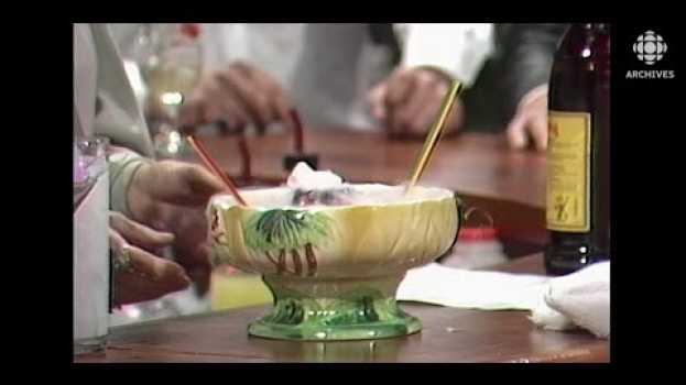 Video Deux recettes de cocktails de la barmaid Raymonde Simard en 1985 em Portuguese