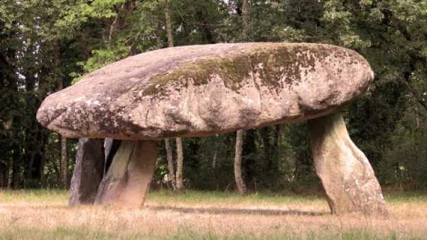 Video Un dolmen, qu'est ce que c'est ? su italiano