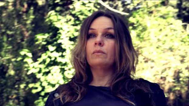 Video Woman Claims As A Child She Was Starved, Beat, Humiliated And Left In The Woods Alone en français