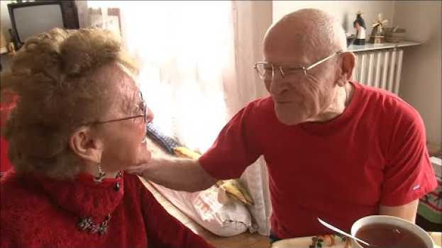Video Fous amoureux à 30 ans, ils se retrouvent 50 ans plus tard in Deutsch