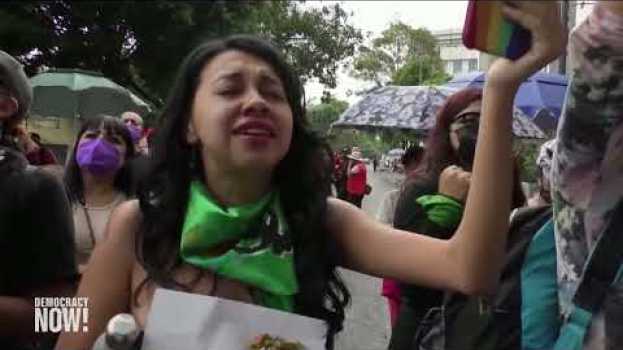 Video Manifestantes mexicanos exigen que el Gobierno tome medidas para frenar los feminicidios in English