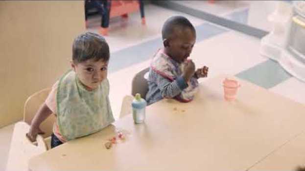 Video Peut on laisser les enfants jouer avec la nourriture en Español