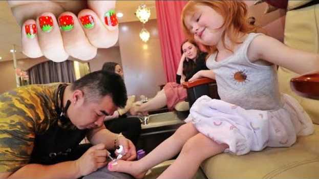 Video ADLEY PRINCESS MAKEOVER!! Surprise Date with Mom for my FIRST manicure and pedicure! en français