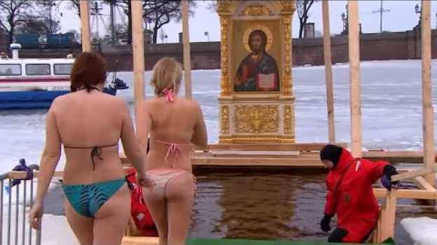 Video Ils plongent dans l'eau glacée du fleuve en l'honneur du Christ su italiano
