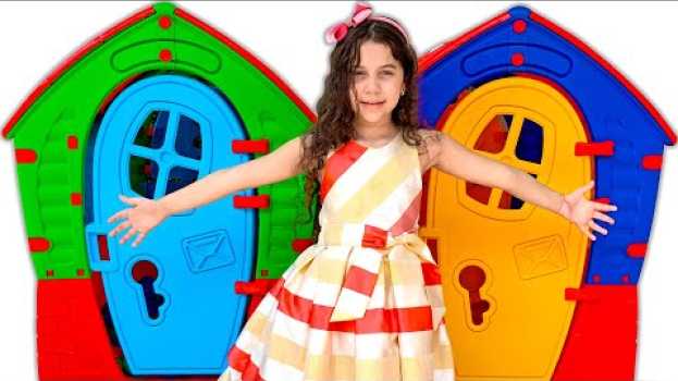Video SARAH FINGE BRINCAR com CASINHAS COLORIDAS para crianças su italiano