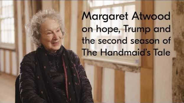 Video Margaret Atwood on hope, Trump and season 2 of The Handmaid's Tale em Portuguese