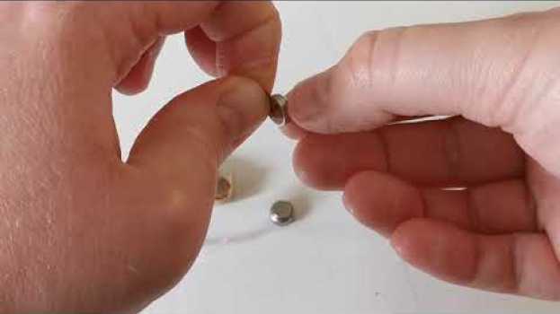 Video How to change your hearing aid battery in Deutsch