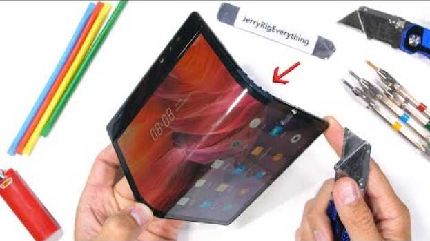 Видео Can a Folding Phone Bend Both Ways?! - Bend Test! на русском