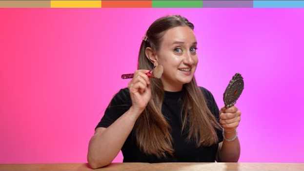 Video Make-up auftragen: Schmierige Finger, nasse Schwämme oder doch lieber ein stinknormaler Pinsel? in English