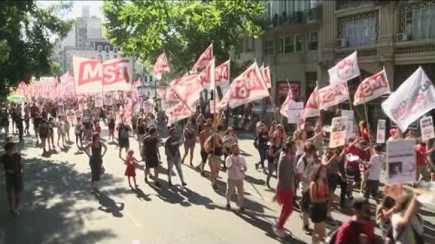 Video Manifestantes argentinos rechazan un posible acuerdo del Gobierno con el FMI na Polish