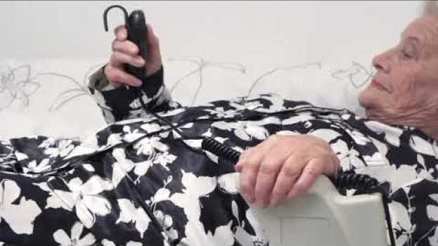 Video Getting your legs into bed with the Leg Lifter by Theraposture su italiano