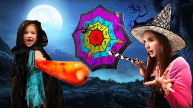 Video WATCH OUT FOR WITCH MOM!! Who will be the ultimate Halloween Game Master (new games with dad) en Español