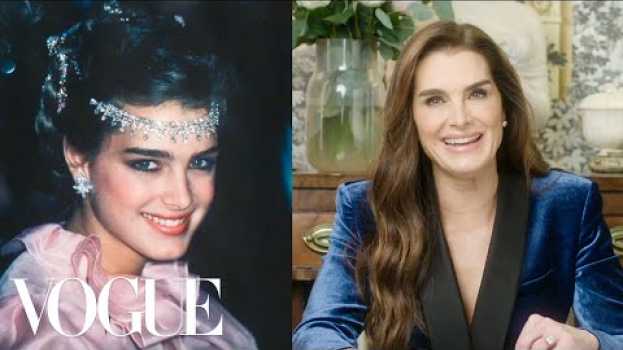 Video Brooke Shields Breaks Down 12 Looks From 1978 to Now | Life in Looks | Vogue em Portuguese