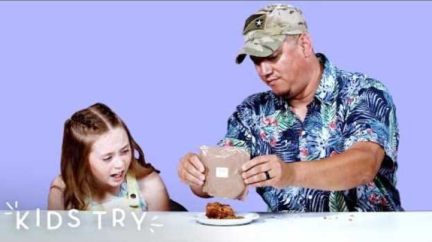 Video Kids Try MREs with Their Military Parents | Kids Try | HiHo Kids em Portuguese