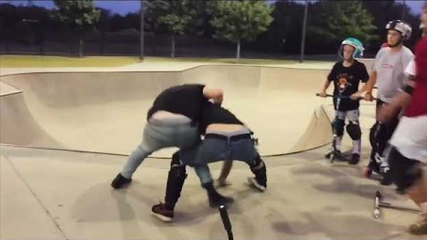 Video Быдло в скейт-парке, не надо так (самокат vs скейт) en français