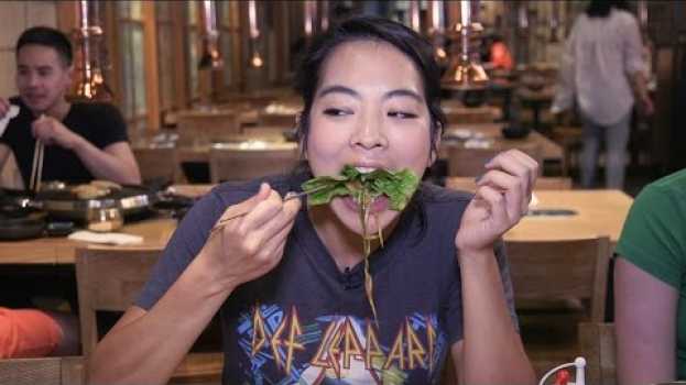 Video How To Eat Korean BBQ: A Beginner's Guide su italiano