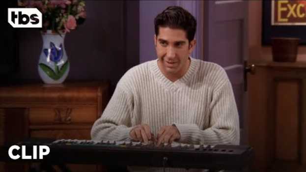 Video Friends: Ross Debuts His Music Skills (Season 4 Clip) | TBS em Portuguese