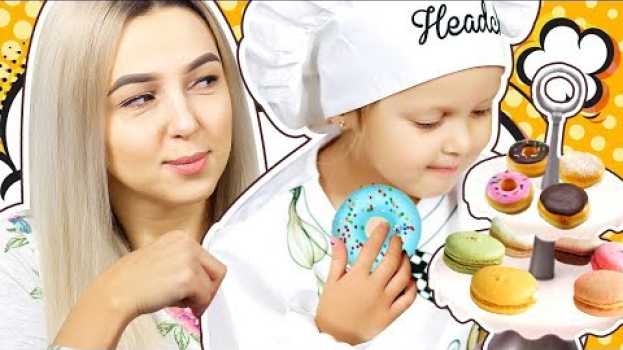 Video МАМА не умеет готовить! Амелька вызывает Поварёнка, чтобы научил маму готовить Пончики! en français