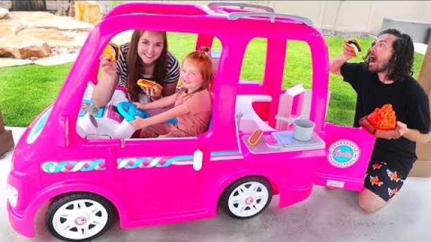 Video BARBIE DREAM CAMPER!! Adley Pretend Play with her first Power Wheels (backyard adventure routine) in English