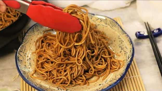 Video BETTER THAN TAKEOUT - Lo Mein Noodles Recipe su italiano