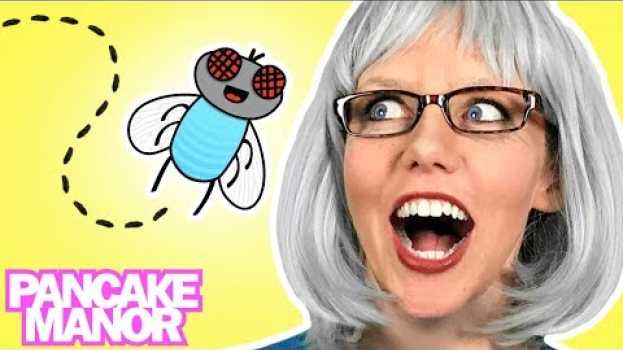 Video OLD LADY WHO SWALLOWED A FLY ♫| Nursery Rhyme for Kids | Pancake Manor su italiano